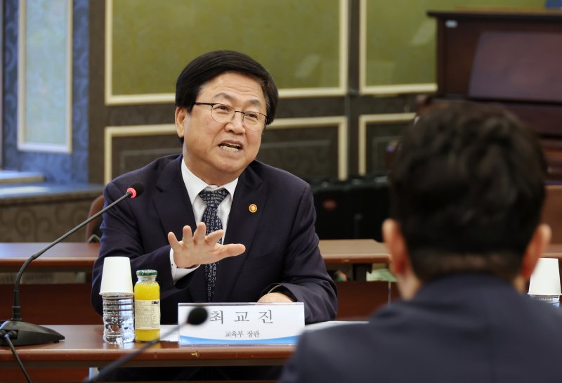 최교진 교육부 장관이 5일 오전 서울 서초구 소재 한국교원단체총연합회(교총) 본관에서 발언하고 있다.(교육부 제공)