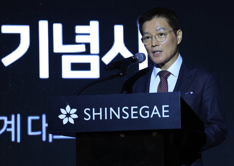 박주형 신세계 대표이사가 1일 오후 서울 중구 소공로 서울중앙우체국 앞 광장에서 열린 '2024 라이트 업 서울, 코리아' 명동스퀘어 오프닝 행사에서 기념사를 하고 있다. 2024.11.1/뉴스1 ⓒ News1 박정호 기자