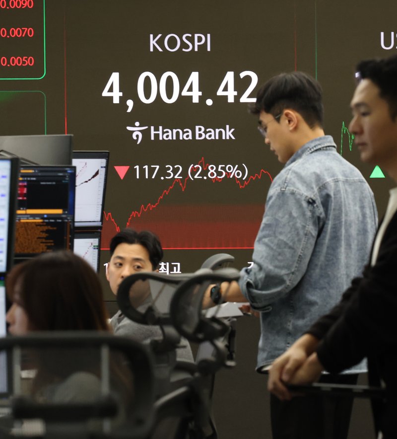 코스피가 급락한 5일 오후 서울 중구 하나은행 본점 딜링룸 전광판에 종가가 표시되고 있다. 이날 코스피는 7개월 만에 매도 사이드카까지 터지며 급락장을 연출한 끝에 117.32포인트(2.85%) 내린 4004.42를 기록했고 코스닥은 전 거래일 대비 24.68포인트(2.66%) 내린 901.89로 장을 마쳤다. 2025.11.5/뉴스1 ⓒ News1 오대일 기자