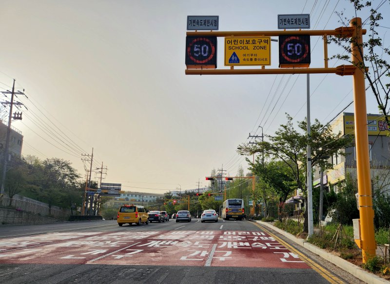 [광주=뉴시스] 변재훈 기자 = 광주경찰청과 광주시 자치경찰위원회는 오는 14일부터 남구 송암로 송원초등학교 스쿨존(사진) 일대에서 가변형 속도 제한 시스템을 시범 운영한다고 13일 밝혔다.(사진=광주경찰청 제공) 2023.04.13. photo@newsis.com