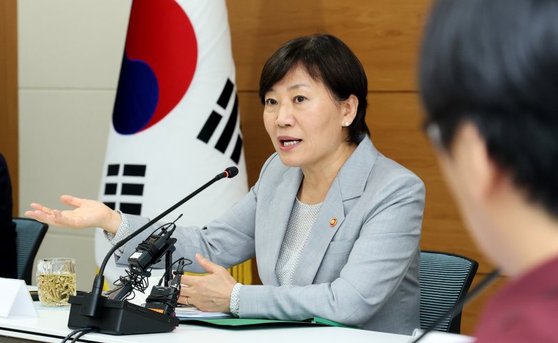 송미령 농식품부 장관이 7일 오후 세종시 정부세종청사에서 열린 출입기자단 간담회에 참석하여 폭염·폭우 대응 여름철 농식품 수급, 한미관세협상, APEC식량안보장관회의 등 현안·정책 관련 질문에 답하고 있다. 2025.8.7/뉴스1 ⓒ News1 김기남 기자