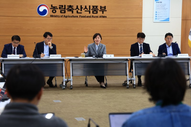 [세종=뉴시스] 송미령 농림축산식품부 장관이 5일 오전 정부세종청사에서 진행된 출입기자단 정례간담회에서 답변하고 있다. (사진 = 농식품부 제공) 2025.11.05. *재판매 및 DB 금지