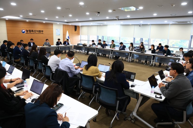 [세종=뉴시스] 송미령 농림축산식품부 장관이 5일 오전 정부세종청사에서 진행된 출입기자단 정례간담회에서 답변하고 있다. (사진 = 농식품부 제공) 2025.11.05. *재판매 및 DB 금지