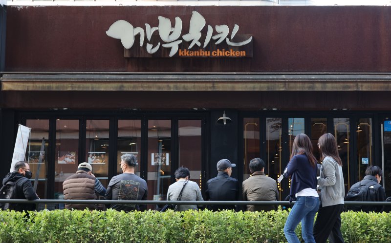 [서울=뉴시스] 황준선 기자 = 5일 젠슨 황 엔비디아 최고경영자와 이재용 삼성전자 회장, 정의선 현대차그룹 회장이 '치맥 회동'을 가졌던 서울 강남구 깐부치킨 삼성점을 찾은 시민들이 개점을 기다리고 있다. 2025.11.05. hwang@newsis.com