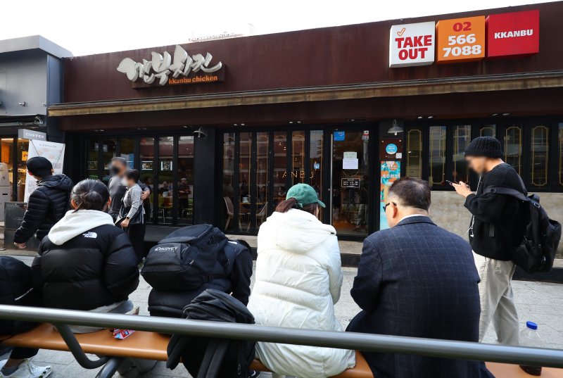 [서울=뉴시스] 황준선 기자 = 5일 젠슨 황 엔비디아 최고경영자와 이재용 삼성전자 회장, 정의선 현대차그룹 회장이 '치맥 회동'을 가졌던 서울 강남구 깐부치킨 삼성점을 찾은 시민들이 개점을 기다리고 있다. 2025.11.05. hwang@newsis.com