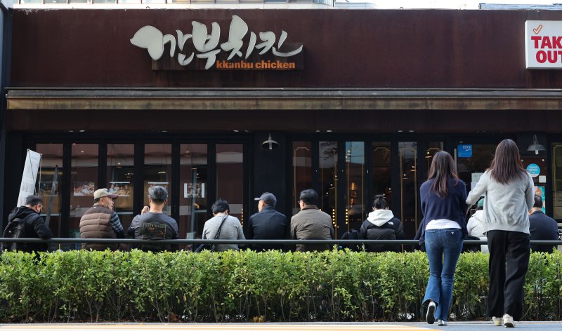 [서울=뉴시스] 황준선 기자 = 5일 젠슨 황 엔비디아 최고경영자와 이재용 삼성전자 회장, 정의선 현대차그룹 회장이 '치맥 회동'을 가졌던 서울 강남구 깐부치킨 삼성점을 찾은 시민들이 개점을 기다리고 있다. 2025.11.05. hwang@newsis.com