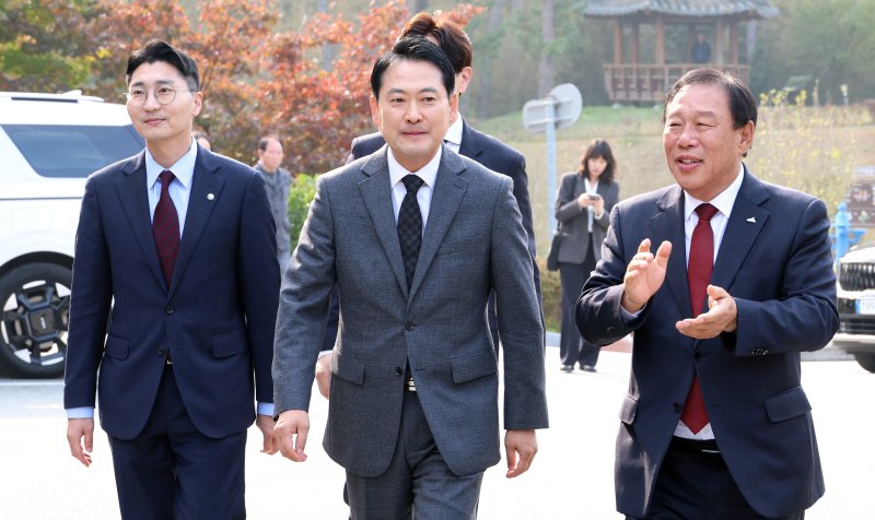 [세종=뉴시스] 강종민 기자 = 장동혁 국민의힘 대표가 5일 세종시 금강 세종보사업소에 도착, 최민호 세종시장과 이동하고 있다. 2025.11.05. ppkjm@newsis.com