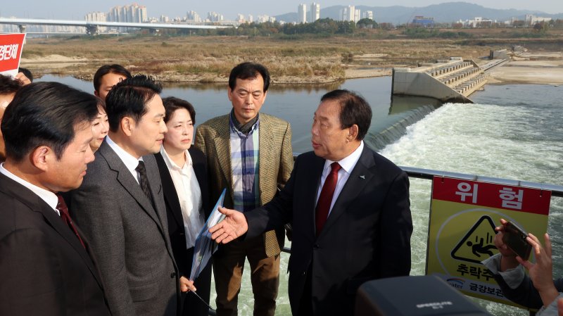 [세종=뉴시스] 강종민 기자 = 장동혁 국민의힘 대표가 5일 세종시 금강 세종보 앞에서 최민호 세종시장에게 세종보 보존에 대한 설명을 듣고 있다. 2025.11.05. ppkjm@newsis.com