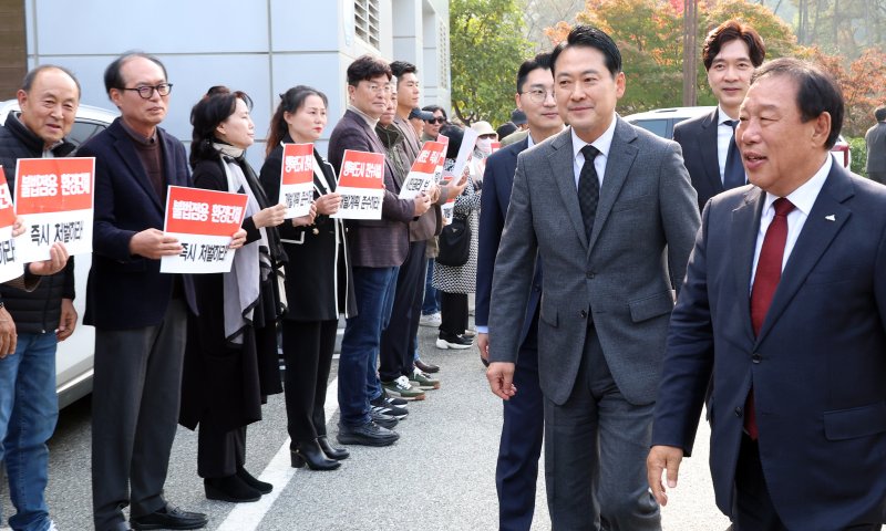 [세종=뉴시스] 강종민 기자 = 장동혁 국민의힘 대표가 5일 세종시 금강 세종보사업소에 도착, 최민호 세종시장과 이동하고 있다. 2025.11.05. ppkjm@newsis.com