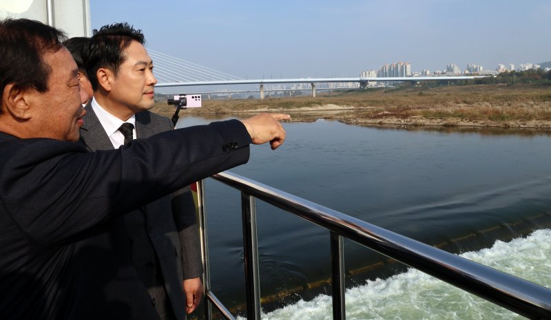 [세종=뉴시스] 강종민 기자 = 장동혁 국민의힘 대표가 5일 세종시 금강 세종보 앞에서 최민호 세종시장에게 세종보 보존에 대한 설명을 듣고 있다. 2025.11.05. ppkjm@newsis.com