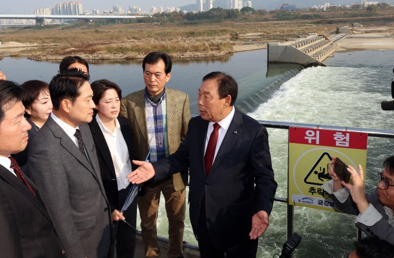 [세종=뉴시스] 강종민 기자 = 장동혁 국민의힘 대표가 5일 세종시 금강 세종보 앞에서 최민호 세종시장에게 세종보 보존에 대한 설명을 듣고 있다. 2025.11.05. ppkjm@newsis.com