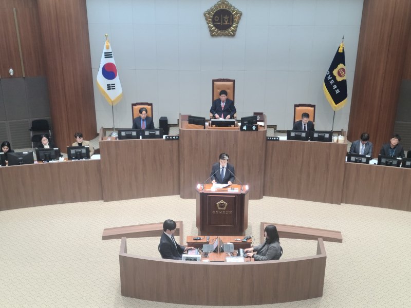 362회 도의회 정례회에 참석한 김태흠 지사가 시정연설을 하고 있다.2025.11.05/뉴스1