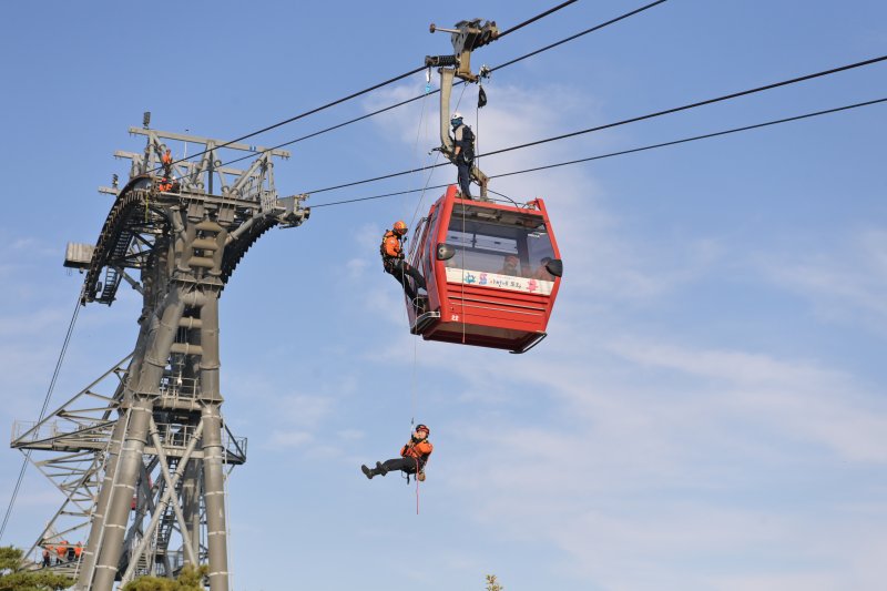 [사천=뉴시스]경남도소방본부 경남119특수대응단과 소방서 구조대원들이 5일 사천시 동서동 사천바다케이블카에서 케이블카 고장 사고 대비 인명구조 특별교육훈련을 하고 있다.(사진=경남소방본부 제공) 2025.11.06. photo@newsis.com