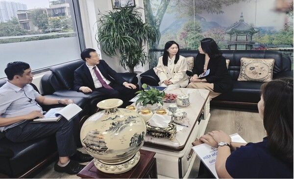 강연 한국베트남연합회 사무총장(왼쪽 두번째)이 지난달 말 베트남 현지 유학원을 방문, '유학과정 투명화'에 대한 합의를 이끌어내기 위해 관계자들과 논의하고 있다. 한국베트남연합회 제공