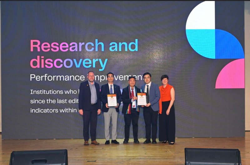 [서울=뉴시스] 박청규 동국대 평가감사실장(왼쪽에서 두 번째)이 수상 후 관계자들과 사진을 촬영하고 있다. (사진=동국대 제공) 2025.11.05. photo@newsis.com *재판매 및 DB 금지