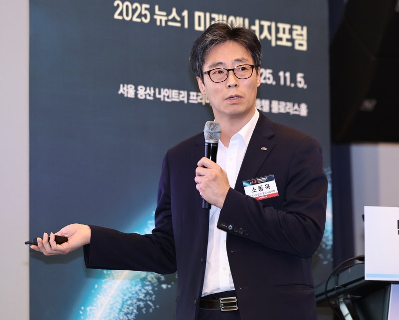 소동욱 한국서부발전 풍력사업부장이 5일 오후 서울 용산구 나인트리 프리미어 로카우스 호텔 용산에서 열린 '2025 뉴스1 미래에너지포럼'(NFEF 2025)에서 '화석에너지에서 재생에너지로의 전환 추진 현황'을 주제로 세션발표를 하고 있다. 2025.11.5/뉴스1 ⓒ News1 구윤성 기자