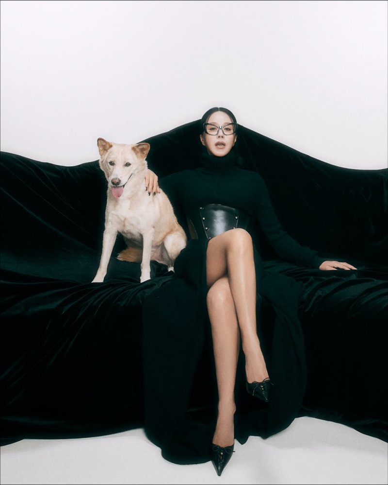 56세 엄정화, 시크한 하의 실종 패션…늘씬 각선미 [N샷]