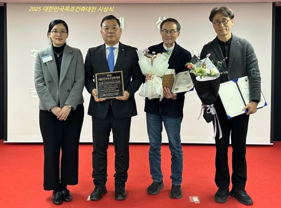 이동수 한국산림복지진흥원 산림복지서비스본부장(왼쪽 두번째)이 5일 서울에너지드림센터에서 열린 ‘2025년 대한민국목조건축대전’ 시상식에서 대상을 수상한 뒤 직원들과 함께 기념촬영을 하고 있다. 한국산림복지진흥원 제공