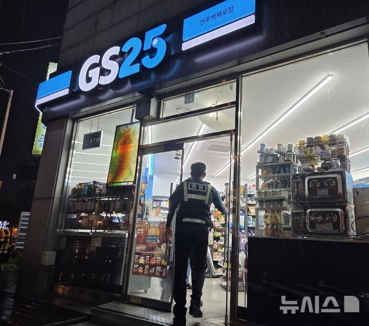 [전주=뉴시스] 강경호 기자 = 추석 연휴 첫날인 3일 화산지구대 직원들이 긴급신고 안내 등 치안활동을 진행하기 위해 전북 전주시 중화산동의 한 편의점에 들어서고 있다. 2025.10.03. lukekang@newsis.com *재판매 및 DB 금지