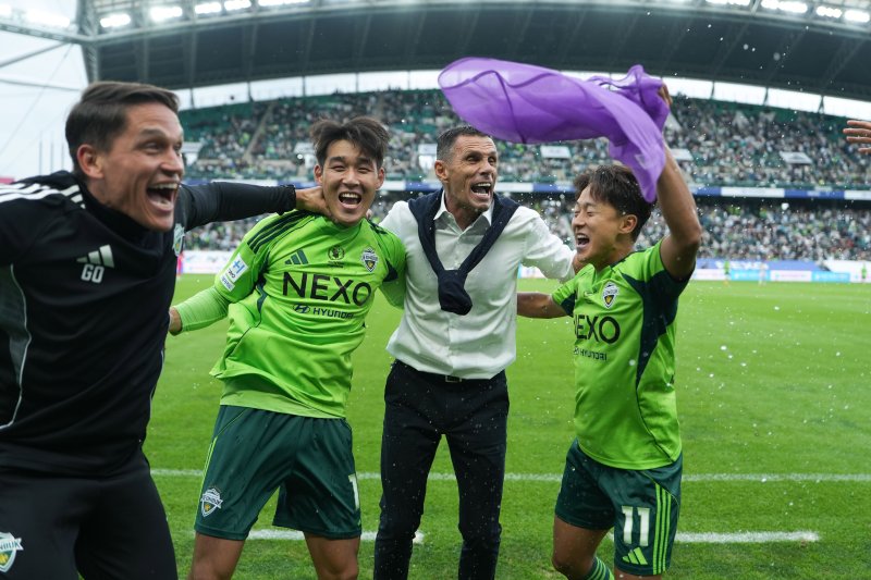 우승 후 기뻐하는 거스 포옛 감독(가운데) (전북현대 제공. 재판매 및 DB 금지) 2025.10.18/뉴스1