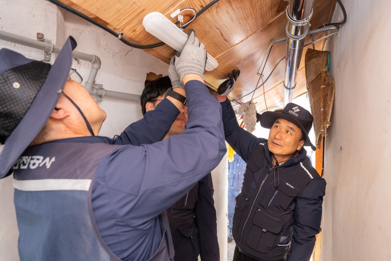 [부안=뉴시스]윤난슬 기자 = 한국전기안전공사는 5일 전북 부안군 위도 일대에서 수협중앙회와 공동으로 '도서지역 전기설비 개선 및 환경정화 활동'을 펼쳤다고 밝혔다. (사진=전기안전공사 제공) 2025.11.05. photo@newsis.com