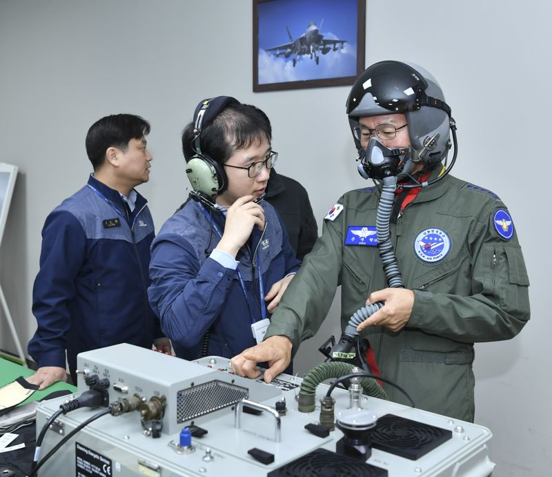 손석락 공군참모총장이 5일 사천기지에서 취임 후 첫 지휘비행으로 KF-21 전투기 시험비행에 앞서 산소마스크 기능 점검을 하고 있다. 공군 제공.