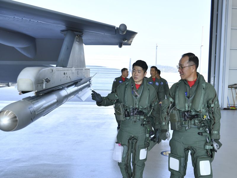 손석락 공군참모총장이 5일 사천기지에서 취임 후 첫 지휘비행으로 KF-21 전투기 시험비행에 앞서 기체를 점검하고 있다. 공군 제공