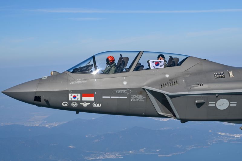 손석락 공군참모총장이 5일 사천기지에서 취임 후 첫 지휘비행으로 KF-21 전투기에 탑승해 태극기를 펼쳐보이고 있다. 공군 제공