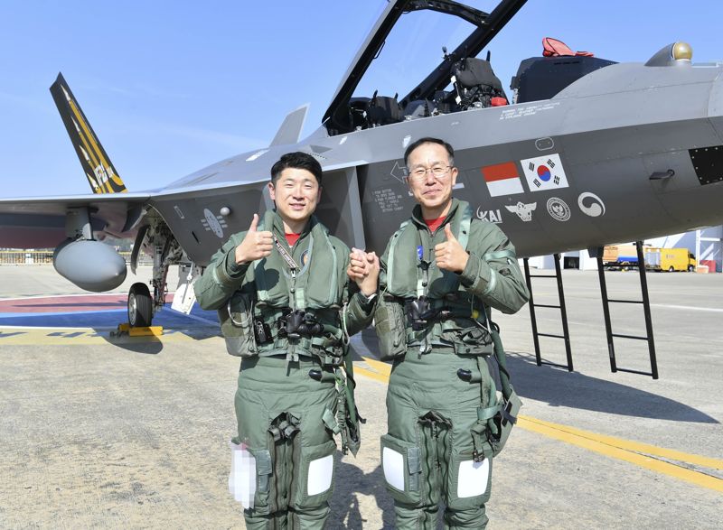 손석락 공군참모총장은 5일 사천기지에서 취임 후 첫 지휘비행으로 KF-21 전투기에 탑승해 시험비행을 실시했다. 사진은 비행을 마치고 함께 탑승한 강주훈 소령(좌)과 엄지를 치켜세우고 있는 손 총장(우). 공군 제공