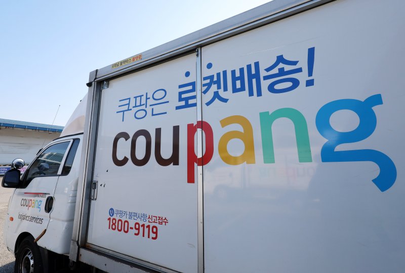 [서울=뉴시스] 이영환 기자 = 5일 오전 서울 서초구 쿠팡 서초1캠프에 쿠팡 배송차량이 대기하고 있다.2025.11.05. 20hwan@newsis.com