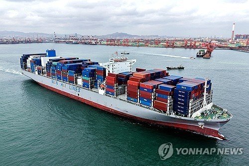 중국 무역항의 컨테이너선 (출처=연합뉴스)