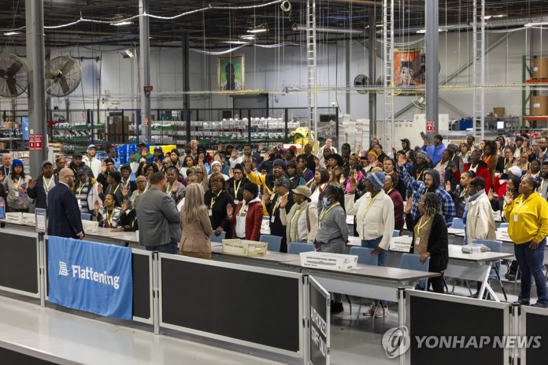 개표작업에 앞서 선서하는 개표원들 (출처=연합뉴스)