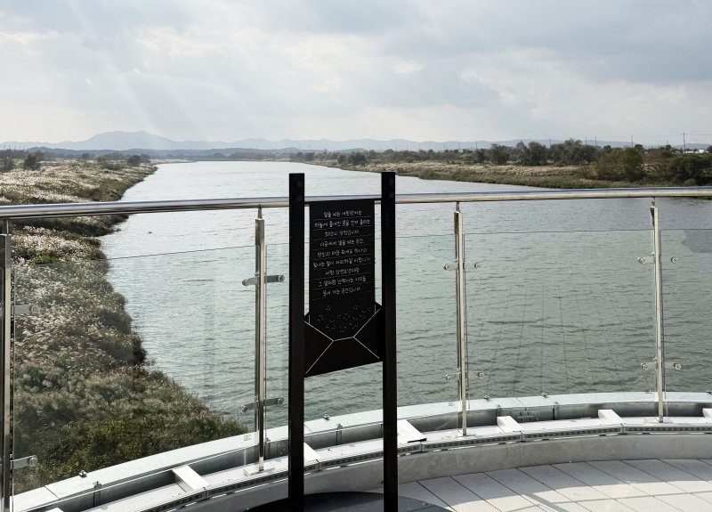 지난달 1일 광주 영산강 변에 서창 감성조망대가 개장한 이후 한 달도 지나지 않아 '어린왕자 조형물'이 사라지고 안내문만 남아 있다.(서임석 시의원 제공. 재판매 및 DB 금지)