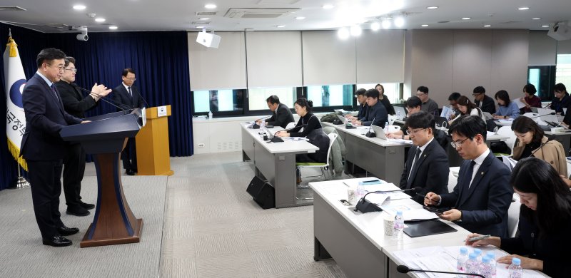 [서울=뉴시스] 추상철 기자 = 윤호중 행정안전부 장관이 5일 오전 서울 종로구 정부서울청사에서 기자 브리핑을 하고 있다. 2025.11.05. scchoo@newsis.com