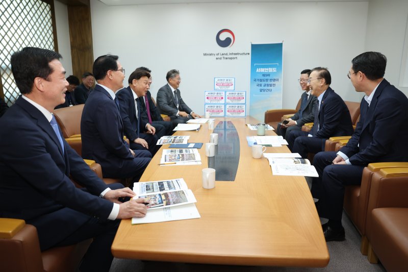 김윤덕 장관실 방문한 5개 시군 단체장들(사진=군산시 제공) *재판매 및 DB 금지