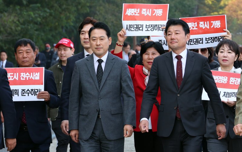 [세종=뉴시스] 강종민 기자 = 국민의힘 장동혁 대표가 5일 세종시 금강 세종보를 향해 이동하고 있다. 2025.11.05. ppkjm@newsis.com