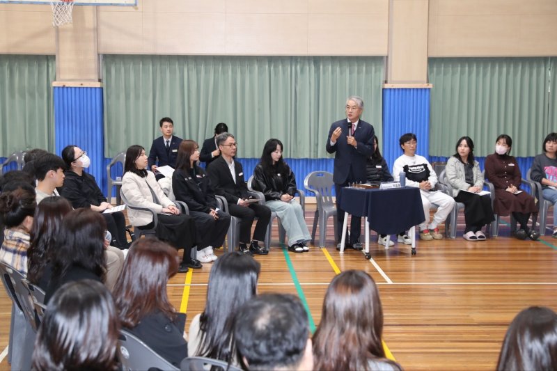 박종훈 경남교육감이 5일 양산 서창중학교를 찾아 학교 구성원들과 소통에 나서고 있다.(경남교육청 제공. 재판매 및 DB금지)