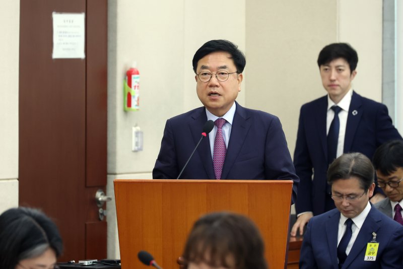 [서울=뉴시스] 고승민 기자 = 서범수 국회 행안위 야당 간사가 25일 서울 여의도 국회에서 열린 행정안전위원회 전체회의에서 안건 심사 결과보고를 하고 있다. 2025.09.25. kkssmm99@newsis.com