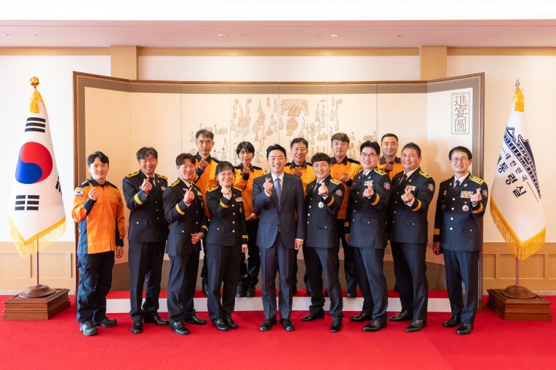 강훈식 대통령 비서실장이 5일 서울 용산 대통령실 청사에서 열린 소방 공무원 격려 오찬에서 참석자들과 기념촬영을 하고 있다. (대통령실 제공. 재판매 및 DB 금지) 2025.11.5/뉴스1 ⓒ News1 이재명 기자