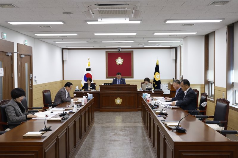 전북 임실군의회가 운영행정위원회와 농업복지위원회를 열고 5개의 안건을 심사하고 있다.(의회제공. 재판매 및 DB금지)2025.11.5/뉴스1