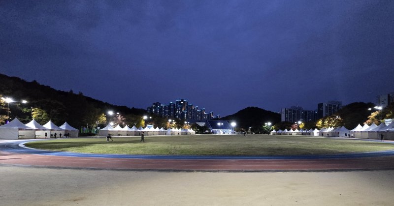 [광명=뉴시스]조명등을 교체한 광명시민체육관 일대 전경.(사진=광명시 제공)2025.11.05.photo@newsis.com *재판매 및 DB 금지