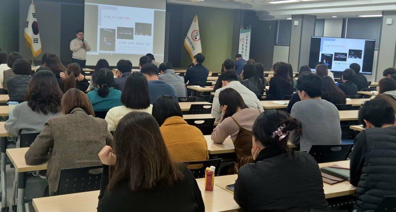 [광명=뉴시스]전승표 프레시안 기자가 5일 경기도광명교육지원청 직원을 대상으로 '효과적인 보도자료 작성과 언론대응'을 주제로 강의하고 있다. (사진=광명교육지원청 제공)2025.11.05.photo@newsis.com *재판매 및 DB 금지