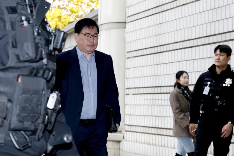 [서울=뉴시스] 김혜진 기자 = 대장동 개발 비리 의혹으로 재판에 넘겨진 유동규 전 성남도시개발공사 본부장이 31일 서울 서초구 중앙지법에서 열린 1심 선고공판에 출석하고 있다. (공동취재) 2025.10.31. photo@newsis.com