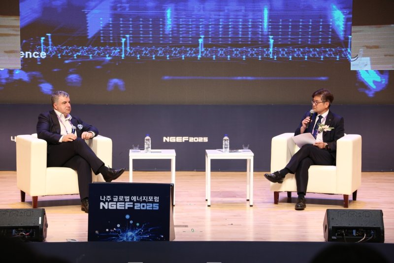 나주 글로벌 에너지 포럼 참석한 노보셀로프 교수(왼쪽)와 박진호 켄텍 총장직무대 (출처=연합뉴스)