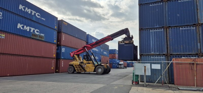 울산지방해양수산청이 '2025년 하반기 울산항 수입 공 컨테이너 처리실태 조사'를 실시하는 모습.(울산지방해양수산청 제공. 재판매 및 DB금지)/뉴스1