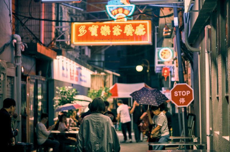 [광주=뉴시스] 광주 동구는 충장로 일대에 조성한 이색 테마거리 '홍콩골목'이 개장 한 달 째 시민과 관광객으로부터 큰 호응을 얻으며, 지역 야간관광과 상권 활성화를 견인하는 새 거점으로 자리잡고 있다고 5일 밝혔다. (사진 = 광주 동구 제공) 2025.11.05. photo@newsis.com *재판매 및 DB 금지