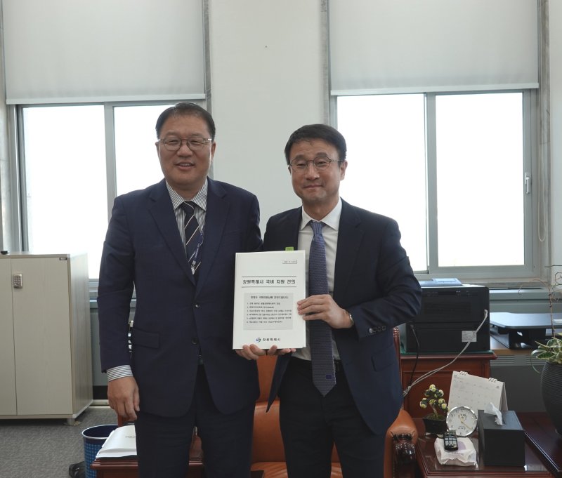 [창원=뉴시스] 강경국 기자 = 장금용 경남 창원시장 권한대행이 5일 국회를 찾아 한병도 예결위원장과 면담을 하고 있다. (사진=창원시청 제공). 2025.11.05. photo@newsis.com *재판매 및 DB 금지