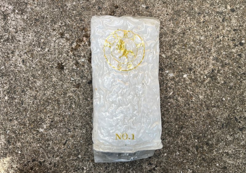 [제주=뉴시스] 제주지방해양경찰청이 4일 공개한 지난 1일 오전 제주항 인근에서 발견된 마약류 의심 물질. (사진=제주지방해양경찰청 제공) 2025.11.04. photo@newsis.com