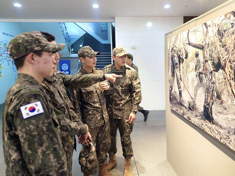 [부산=뉴시스] 육군 제53보병사단은 5일 부산 남구 유엔평화기념관에서 '제15회 대한민국 호국미술대전' 부산 순회전시 개막식을 개최했다고 밝혔다. (사진=53사단 제공) 2025.11.05. photo@newsis.com *재판매 및 DB 금지