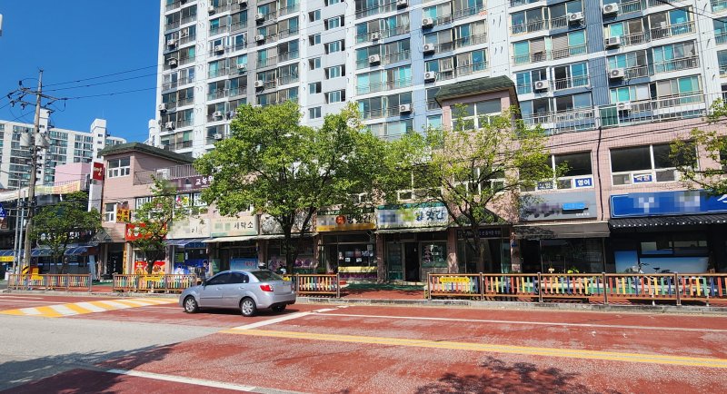 [남원=뉴시스] 2026년 간판개선사업이 추진될 남원시 노암동행정복지센터~한신아파트 구간 노송로 상점들. *재판매 및 DB 금지